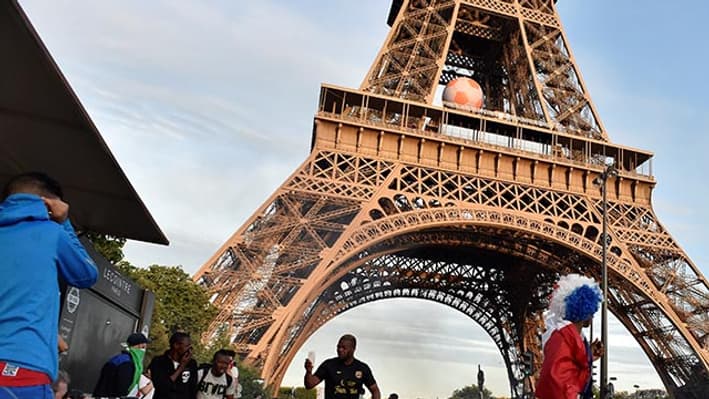 Sous la tour Eiffel, des supporters ont mis le feu à des détritus. Sous la tour Eiffel, des supporters ont mis le feu à des détritus.