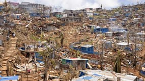 Des maisons endommagées dans la ville de Vahibe, à la périphérie de Mamoudzou, à Mayotte, le 24 décembre 2024.