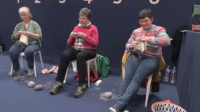 Catherine Bouënard, à droite, et Isabelle Steger, à gauche, lors du championnat de France de vitesse de tricot, décembre 2024 