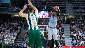 Tonye Jekiri face à Georgios Papagiannis lors du match ASVEL-Panathinaïkos, en Euroleague le 10 octobre 2019 
