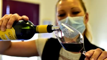 Une hôtesse verse du vin qui va être gouté par des professionnels à la maison du vin à Margaux, le 4 juin 2020