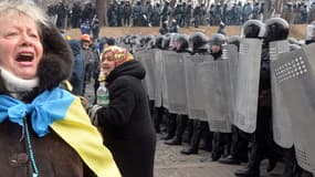 Une opposante ukrainienne devant le Parlement à Kiev, le 21 janvier 2014.