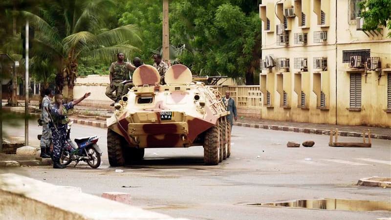 Un blindé de lamjunte malienne dans les rues de la capitale Bamako. Les forces de la junte militaire au pouvoir ont affronté mardi, pour la seconde journée consécutive, des soldats fidèles au président déchu Amadou Toumani Touré dans plusieurs quartiers d