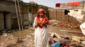 Une femme parmi les décombres de sa maison à Pir Sabaq, dans la province pakistanaise du Khyber-Pakhtunkhwa. Selon les Nations unies, le Pakistan compte désormais plus de quatre millions de sans-abri en raison des inondations qui ont frappé le pays. /Phot