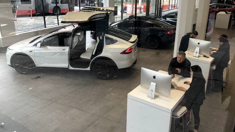 Un showroom Tesla à San Francisco: la marque a annoncé conserver une partie de son réseau physique et va donc augmenter ses tarifs de 3%.