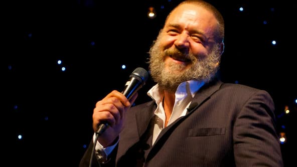 Comme Noé, Russell porte la barbe.