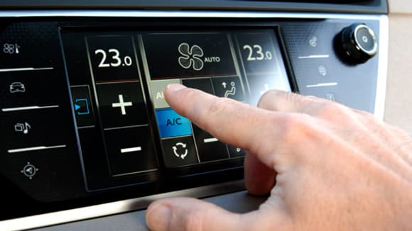 Détail ergonomique inédit : vous pouvez poser la main pour utiliser la tablette tactile. Détail ergonomique inédit : vous pouvez poser la main pour utiliser la tablette tactile.