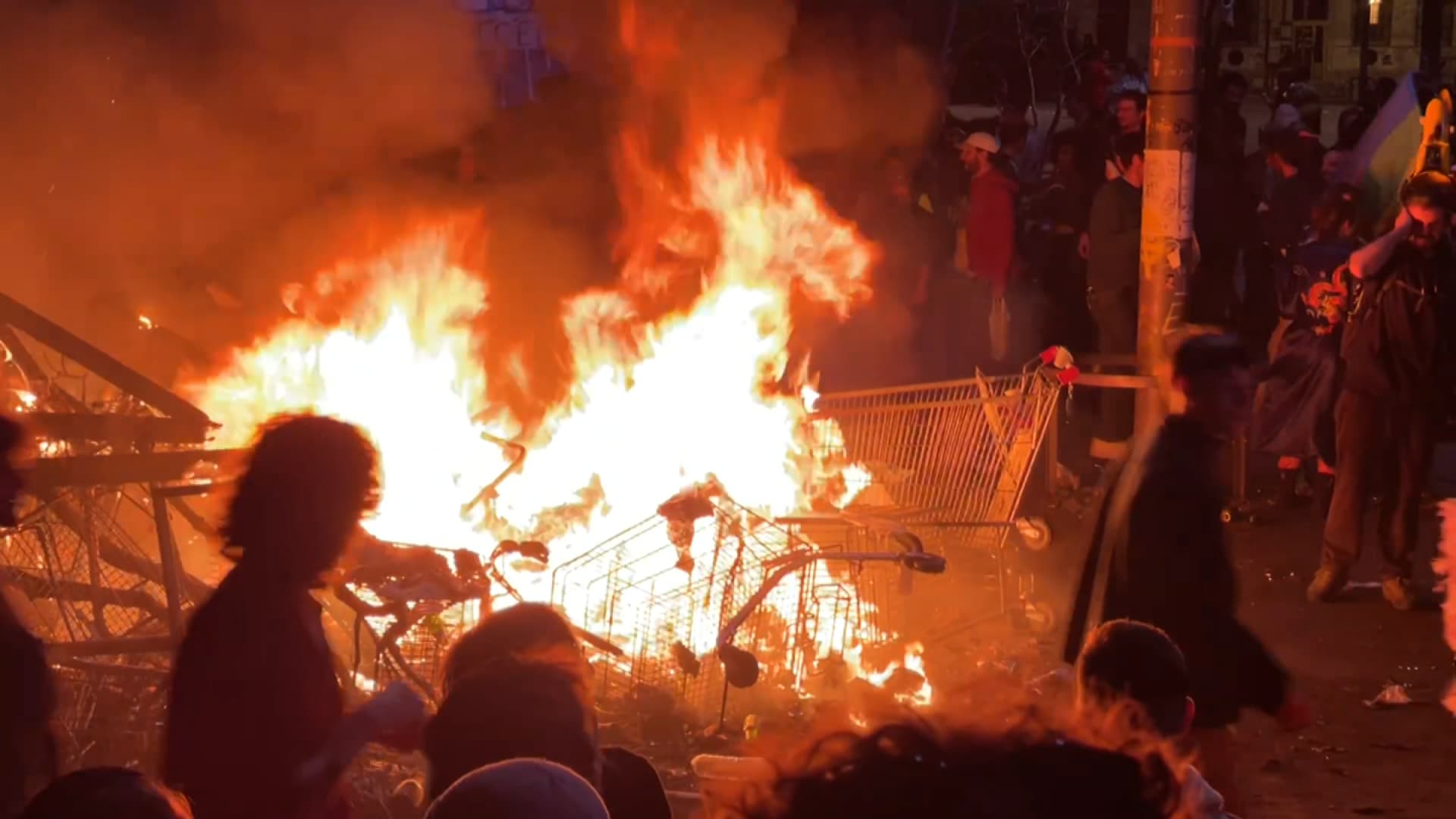 Le bûcher du Caramantran a débuté en fin d'après-midi ce dimanche 17 mars et s'est poursuivi jusque dans la soirée, malgré l'interdiction de la préfecture de police du rassemblement après 18h30.