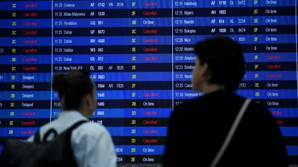 Un panneau d'information sur les vols annulés pendant une grève des aiguilleurs du ciel, le 16 septembre 2022 à l'aéroport Roissy-Charles-de-Gaulle, près de Paris