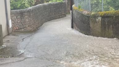 Une rue d'Irigny, dans le Rhône, inondée à cause des pluies abondantes tombées dimanche 28 avril.