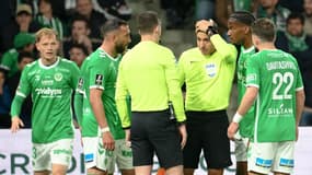 L'arbitre assistant de François Letexier, Mehdi Rahmouni a reçu un projectile sur le crâne, entraînant l'interruption du match à Saint-Etienne, le 20 avril 2025