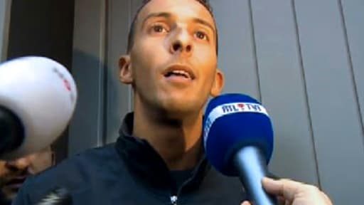 Mohamed Abdeslam, le frère de Salah Abdeslam,  face à des journalistes le 16 novembre 2015 à Molenbeek.