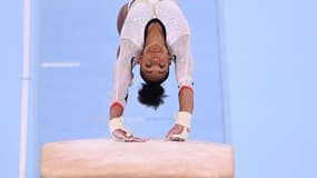 La gymnaste française Mélanie De Jesus Dos Santos exécute son programme au saut de cheval, lors des qualifications aux Jeux Olympiques de Tokyo 2020, le 25 juillet 2021