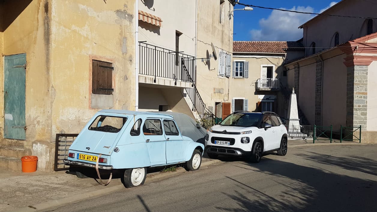"Ah ces jeunes avec leur drôle de look!", semble dire cette Dyane croisée dans un village corse à notre C3 Aircross. "Ah ces jeunes avec leur drôle de look!", semble dire cette Dyane croisée dans un village corse à notre C3 Aircross.