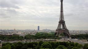 La Tour Eiffel a été évacuée mercredi après-midi après la découverte d'un colis suspect sur le parvis du monument parisien. Les visiteurs avaient déjà dû quitter l'édifice pour cette même raison à l'automne dernier. /Photo d'archives/REUTERS/Philippe Woja