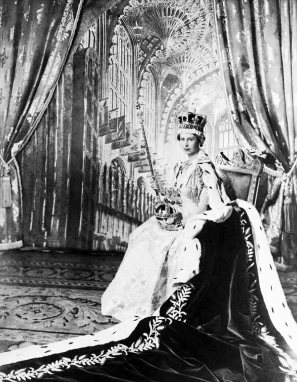 Elizabeth II with the scepter during her coronation in 1952. 