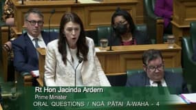 "Quel connard arrogant": croyant son micro fermé, Jacinda Ardern insulte un député de l'opposition