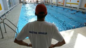 Un maître-nageur supervise un cours de natation (illustration).