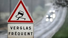 Panneau de circulation "verglas fréquent" à Ludes, dans la Marne, le 17 janvier 2024