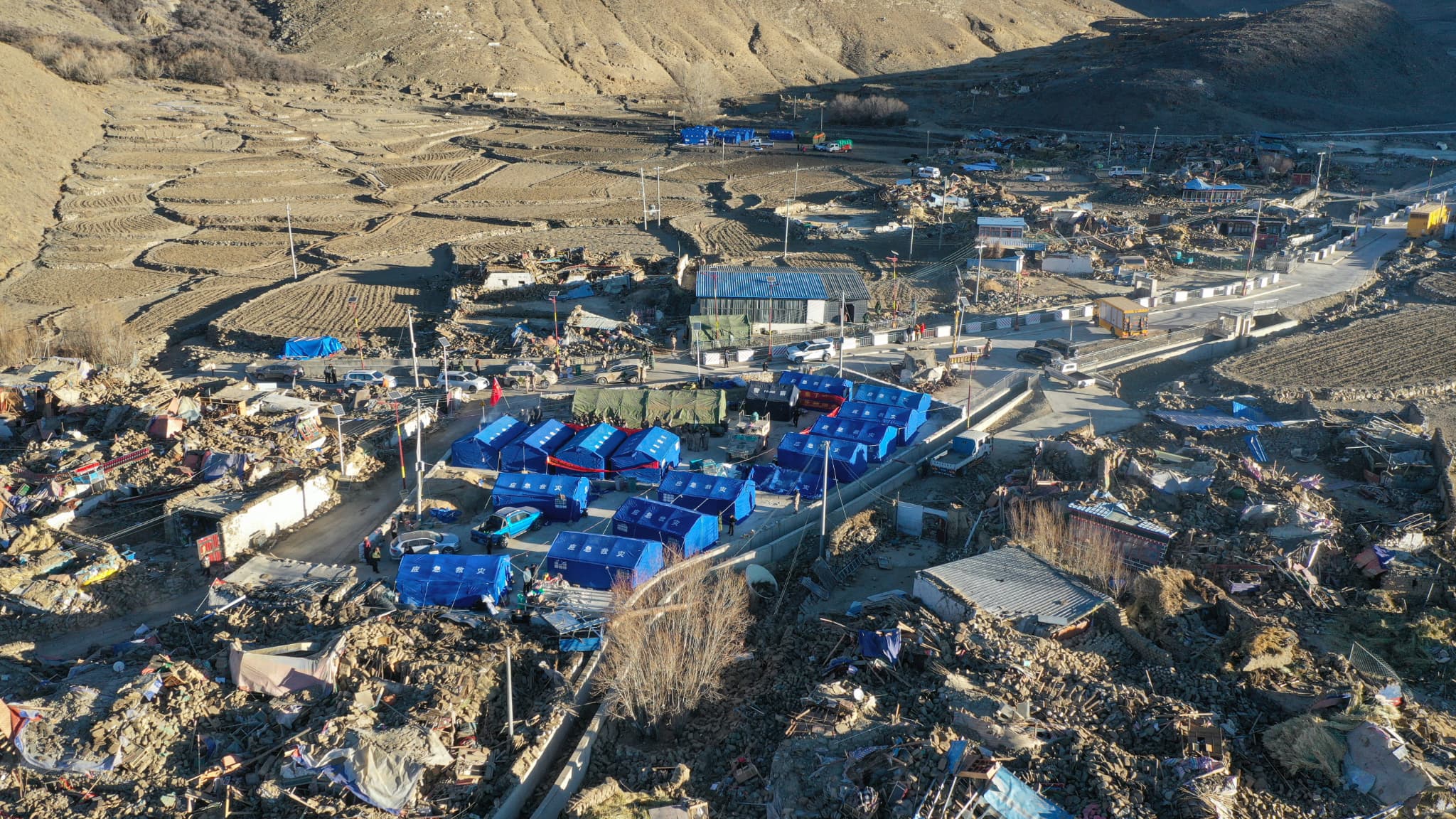 Une vue aérienne montre des bâtiments effondrés après le tremblement de terre et des tentes d’aide nouvellement érigées dans le canton de Cuoguo, à Shigatse, dans la région du Tibet, dans le sud-ouest de la Chine, le 8 janvier 2025. Une vue aérienne montre des bâtiments effondrés après le tremblement de terre et des tentes d’aide nouvellement érigées dans le canton de Cuoguo, à Shigatse, dans la région du Tibet, dans le sud-ouest de la Chine, le 8 janvier 2025.