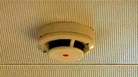 La loi prévoit l'installation obligatoire d'un détecteur avertisseur autonome de fumées (DAAF) à la charge de l'occupant du logement d'ici le 8 mars 2015.