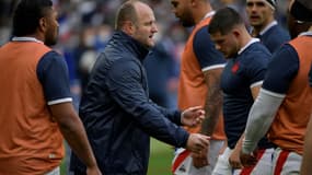 William Servat, l'entraîneur des avants du XV de France, parle au talonneur Julien Marchand à l'échauffement avant le match du Tournoi contre l'Italie le 6 février au Stade de France à Saint-Denis
