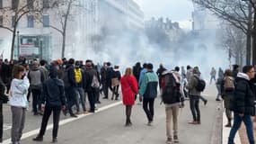 Des heurts sont survenus sur la place Bellecour en marge de la manifestation contre la réforme des retraites le 23 mars 2023.