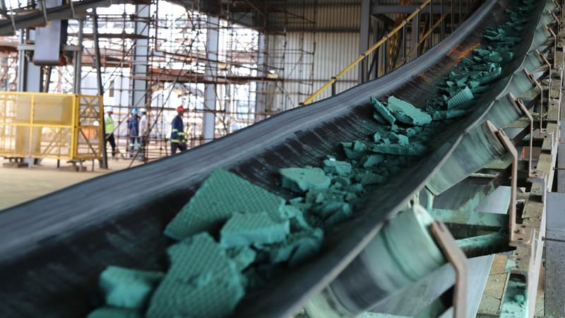 Le cobalt est ici extrait du Congo pour être exporté en Chine où il est traité et raffiné.