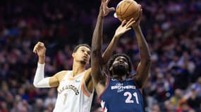 Victor Wembanyama et Joël Embiid lors de Philadelphie-San Antonio, le 23 janvier 2024 en NBA