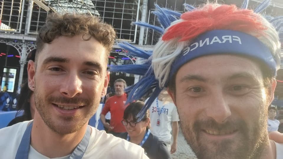Florian, plus grand supporter de VTT en France, pose avec Victor Koretzky au Club France après sa médaille d'argent, le 29 juillet 2024