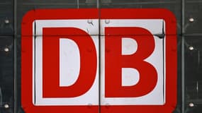 Le logo de la Deutsche Bahn, photographié sur la façade de la gare de Berlin (Hauptbahnhof), le 22 novembre 2023