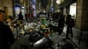 Des poubelles et des ordures jonchent le sol d'une rue de Paris pendant une manifestation contre la réforme des retraites, le 23 mars 2023