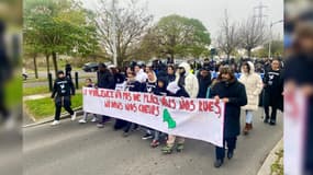 La marche "contre la violence" à Sarcelles (Val-d'Oise) le dimanche 1er décembre, après la mort d'un adolescent de 17 ans.
