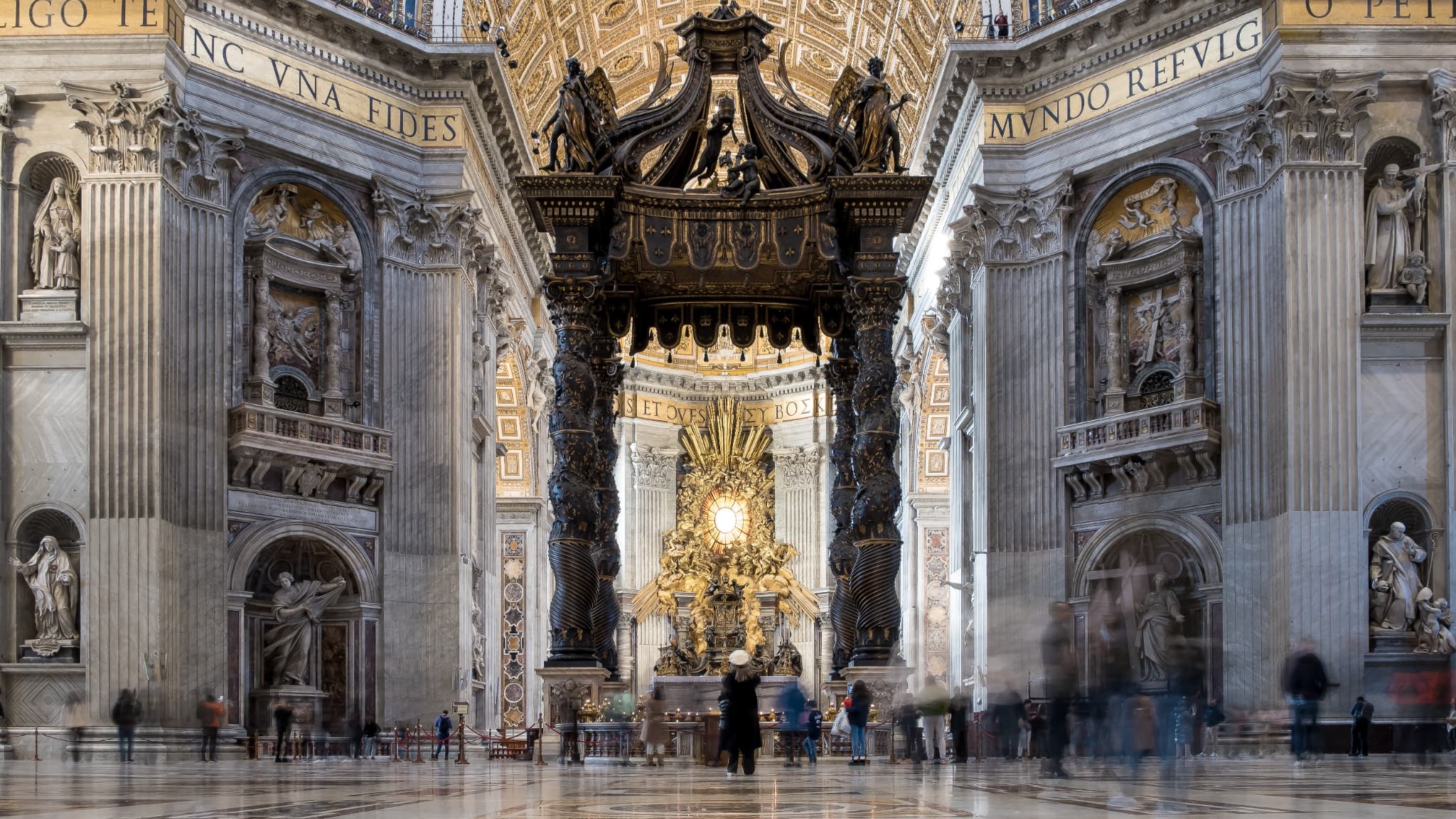 VATICAN: UN HOMME INTERPELLÉ POUR AVOIR URINÉ SUR L’AUTEL DE LA BASILIQUE SAINT-PIERRE