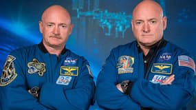 Les jumeaux et astronautes américains Scott Kelly et Marc Kelly, en avril 2019.