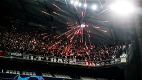 Les supporters de l'OM et de Francfort ont échangé des jets de pétards et de fumigènes tout au long du match