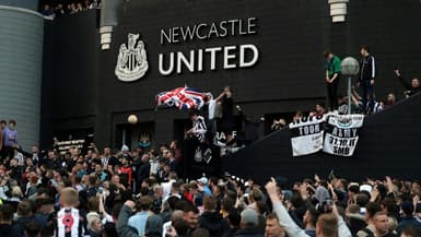Les supporters de Newcastle United à St James' Park pour célébrer le titre de leur équipe.