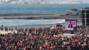 Jean-Luc Mélenchon a déplacé les foules samedi à Marseille où plusieurs dizaines de milliers de personnes ont assisté au meeting du leader du Front de gauche sur les plages de la ville. Après la Bastille à Paris et la place du Capitole à Toulouse, le cand