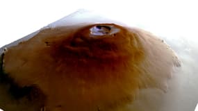 Cette photo obtenue le 10 juin 2024 avec l'autorisation de l'ESA montre un modèle 3D du volcan Olympus Mons sur Mars, tel qu'observé par la caméra HRSC à bord de la sonde Mars Express de l'ESA. Les missions ExoMars et Mars Express de l'ESA ont repéré pour la première fois du givre aquatique près de l'équateur de Mars, une partie de la planète où l'on pensait qu'il était impossible d'avoir du givre. (Photo d'illustration)