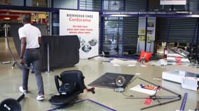 Un magasin Conforama vandalisé lors de violences urbains en lien avec la mort de Nahel 17 ans, à Bondy, en Seine-Saint-Denis, le 1er juillet 2023