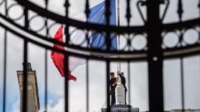 Le drapeau français mis en berne pendant le deuil national