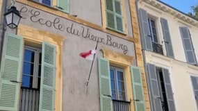 L'école a fusionné avec une maison du village rachetée par le ville, permettant d'installer quatre classes de la petite section au CM2. 