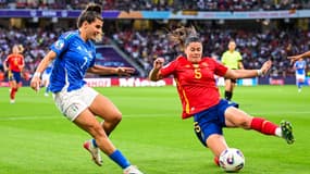 Duel entre Sofia Cantore et Maria Mendez lors du match de l'Euro Italie-Espagne le 11 juillet 2025 à Berne