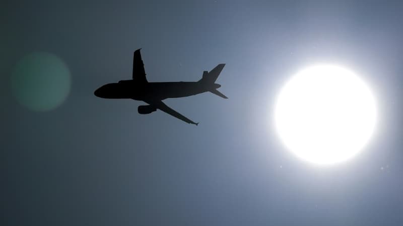 Grève des contrôleurs aériens jeudi: les compagnies s'attendent à des annulations de vols 