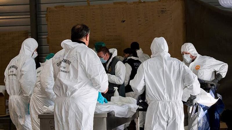 Une unité d'identification est installée près des lieux du crash pour tenter d'identifier le corps des 150 victimes.