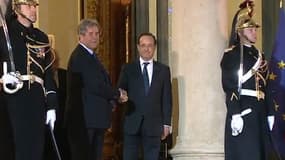 François Hollande serre la main de Jean-Louis Debré, président du Conseil constitutionnel, sur le perron de l'Elysée.