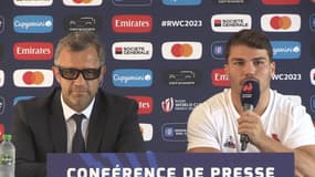 Fabien Galthié et Antoine Dupont lors de la conférence de presse organisée pour annoncer la composition du XV de France face aux All Blacks pour le match d'ouverture de la Coupe du monde de rugby