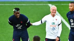 Paul Pogba et Didier Deschamps en train de rire pendant un entraînement de la France, septembre 2021