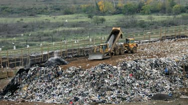 Photo prise le 18 novembre 2006 d'une pelleteuse circulant dans la décharge à ciel ouvert d'Entressen, dans les Bouches-du-Rhône, longtemps la plus vaste d'Europe et restée célèbre pour les sacs en plastique qui s'en échappaient