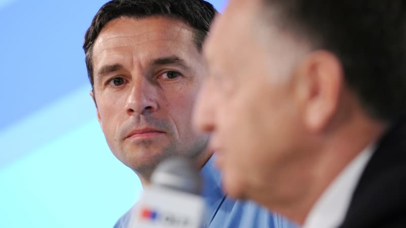 Rémi Garde à côté de Jean-Michel Aulas